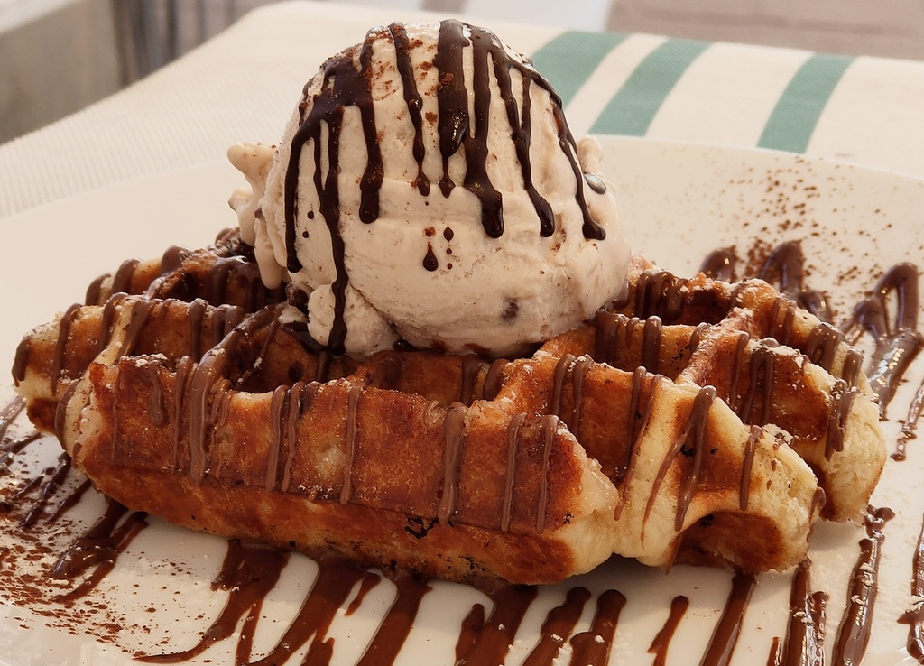 Gofre con chocolate y helado