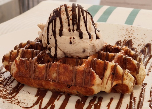 Gofre con chocolate y helado